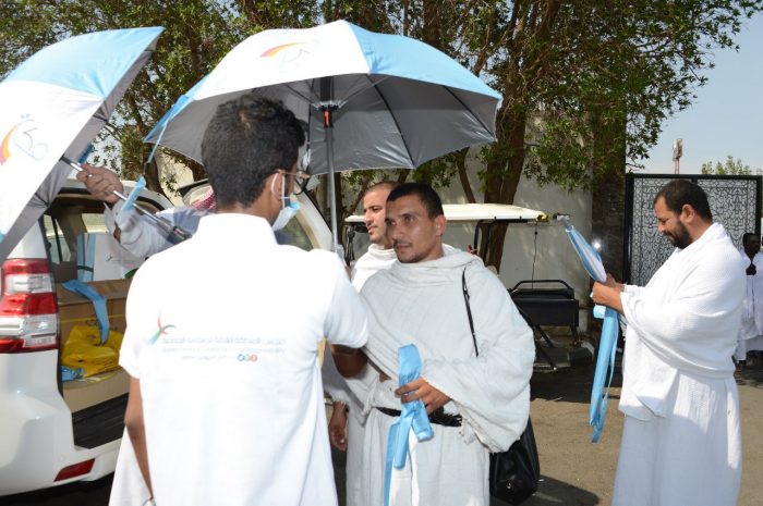 ” مجلس المسؤولية الاجتماعية ” يحتفي بموسم الحج١٤٣٩هـ بتوزيع 200 مظلة شمسة